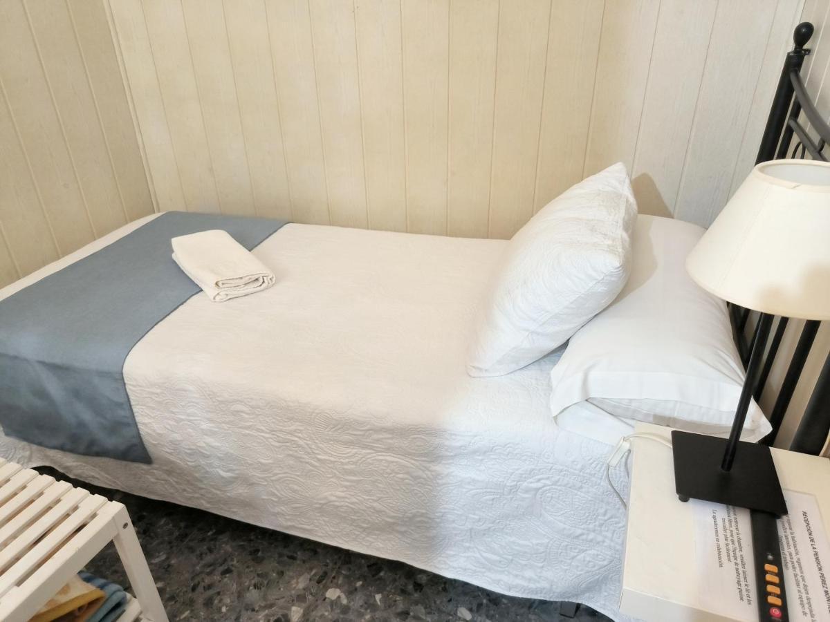 Pension Perez Montilla Севілья Екстер'єр фото